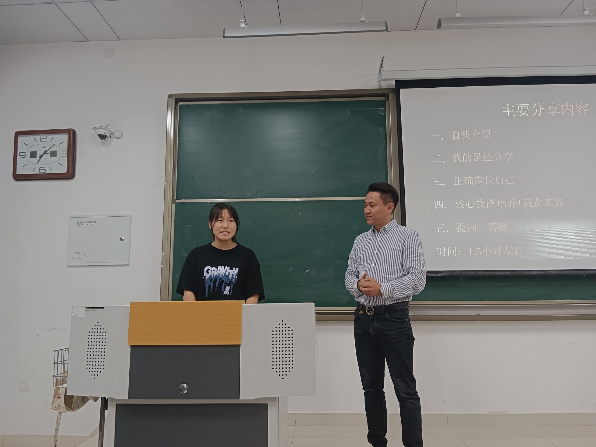 外语学院邀请优秀校友王波回校开展见习讲座2.jpg