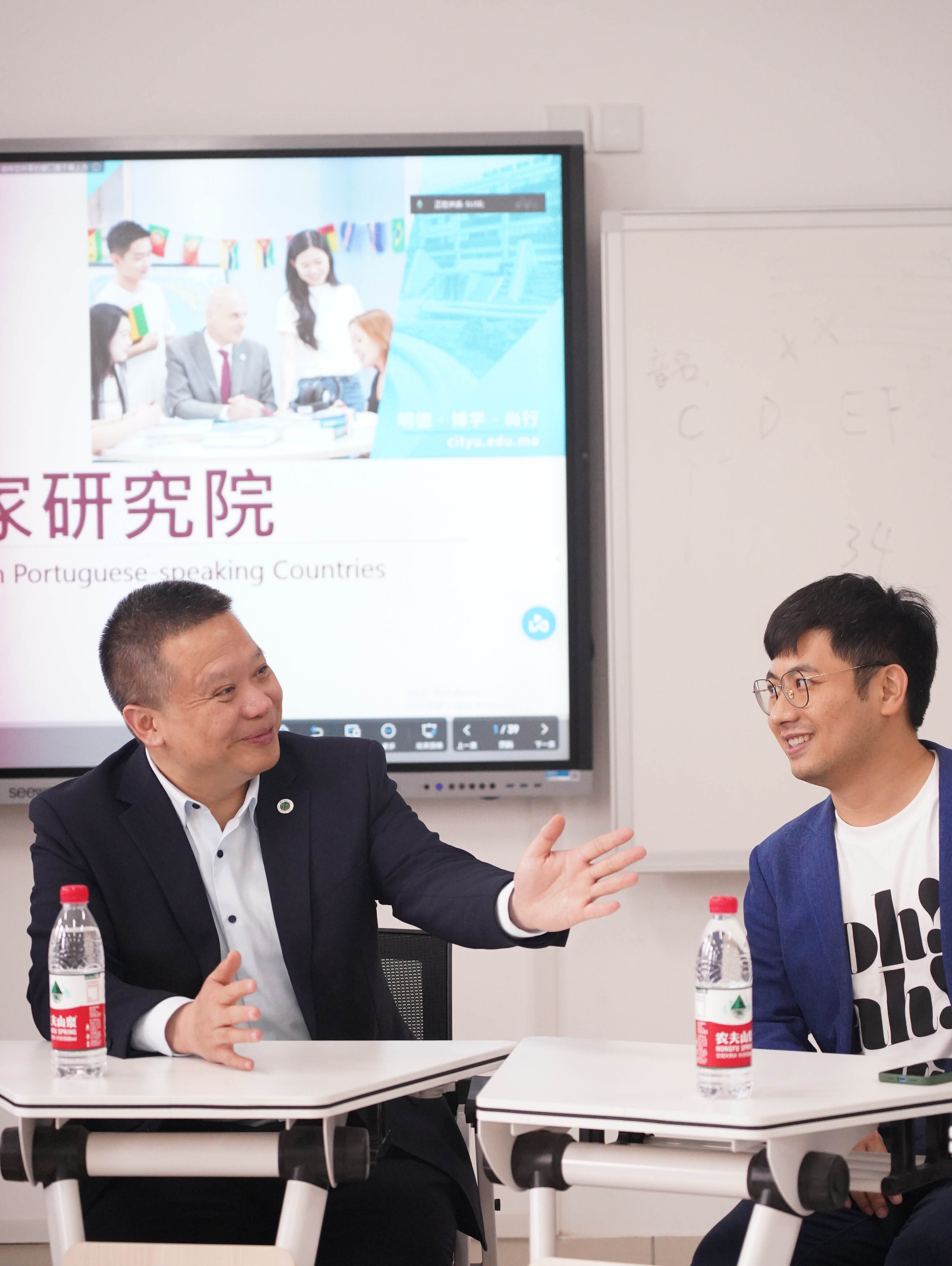澳门城市大学与我校葡语专业师生见面会成功举办.jpg